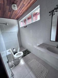 西波山Pousada Serra Morena的浴室配有卫生间、盥洗盆和浴缸。