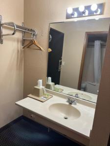 诺福克诺福克生态力士酒店的一间带水槽和大镜子的浴室