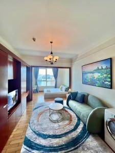 胡志明市Diny ApartHotel - Rooftop Pool - The Manor 2的客厅配有沙发和桌子