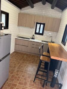 金宁乡蓝山客栈的厨房配有木制柜台和冰箱。