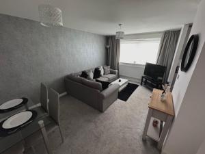 斯旺西Modern 2 bed city apartment with private parking的客厅配有沙发和椅子