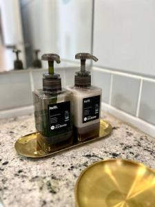 贝洛奥里藏特Oásis Urbano com Netflix na Raja Gabáglia的浴室内柜台上的两瓶除臭剂