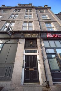 阿伯丁Guild Street Apartment ✪ Grampian Lettings Ltd的带有读取街道建筑物标志的建筑物