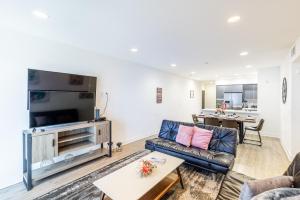 Fully Furnished Apartments near Hollywood Walk of Fame的休息区
