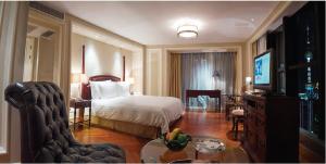上海上海外滩浦华大酒店的酒店客房设有床和客厅。