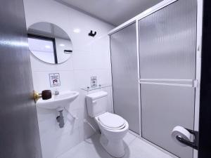 圣安德烈斯Island Vibes的白色的浴室设有卫生间和水槽。