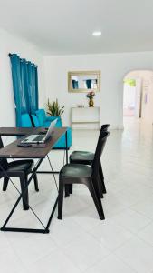 卡塔赫纳Marbar Cartagena Hostel的用餐室配有桌椅和笔记本电脑