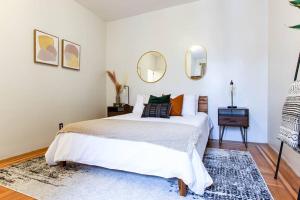 4 Bedroom Sun Drenched & Designer Home客房内的一张或多张床位