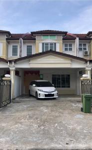 Kota Samarahan139 Homestay 13 Mins From kuching Airport Baby Friendly Spacious Home的停在房子前面的白色汽车