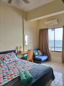 波德申Seafront Corus Resort Port Dickson的一间卧室配有一张床,享有海景