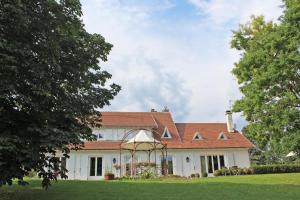 Saint-Brice-sur-VienneLa musardiere de louisiane的一座大型白色房屋,设有红色屋顶