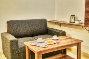 班加罗尔HOTEL VISA INN NEAR KEMPEGOWDA AIRPORT的客厅配有椅子和茶几