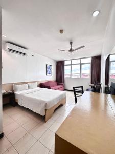 宿务夸特罗码头酒店的酒店客房设有床和客厅。