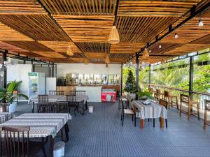 富国West Life Bungalow Phu Quoc的一间带桌椅的餐厅和一间自助餐厅