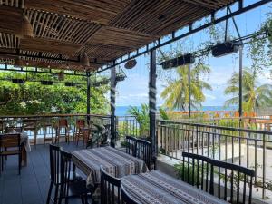 富国West Life Bungalow Phu Quoc的一个带桌椅的庭院和大海