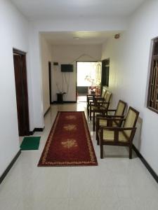 马特莱Geeth Lanka River Resort的客厅配有椅子和地毯。