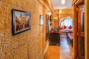斋沙默尔Hotel Royal Lakhina Jaisalmer的一间墙上有照片的房间