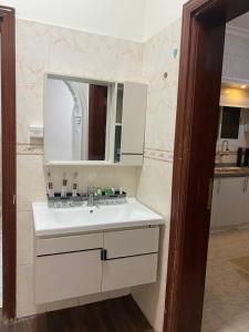 Sīdī Ḩamzahالعلم نور2的一间带水槽和镜子的浴室