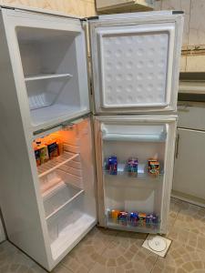 Sīdī Ḩamzahالعلم نور2的配有食品和饮料的开放式冰箱