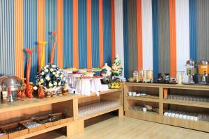 富国Mai Phuong Resort Phu Quoc的一间拥有色彩缤纷的墙壁和餐桌的房间,