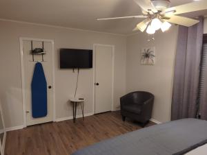 巴吞鲁日The Comfort Zone的卧室配有一张床,墙上设有蓝色冲浪板