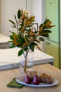 布里斯班Brisbane Luxury Gabba Apartment的花瓶装满鲜花和一盘食物