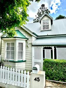 布里斯班Charming heritage house in the heart of the city的房屋前的白色围栏