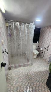孟买Home sweet home 3BHK的带淋浴和卫生间的浴室。