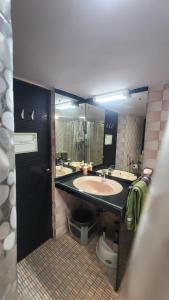 孟买Home sweet home 3BHK的一间带水槽和卫生间的浴室