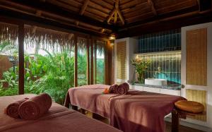 峇都丁宜槟城硬石酒店的客房设有两张床和一间带窗户的浴室。