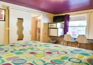 摩押Starry Night Memories的一间卧室配有一张带彩色床罩的床