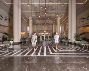 赫尔格达Hawaii hotels & blend club resort&sea jul&的两个女人穿过酒店的大厅