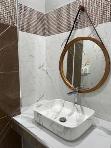 合艾Pani House ( Hatyai 3 )的浴室设有白色水槽和镜子