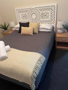 QuirindiFederal Hotel的一张带白色床头板和枕头的大床