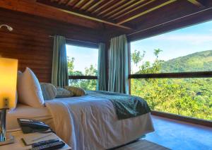 Kakkabe塔玛拉库格度假村的一间卧室设有一张床和一个大窗户