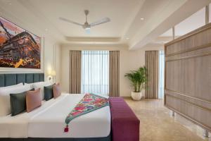 孟买Aurika, Mumbai Skycity - Luxury by Lemon Tree Hotels的一间卧室,卧室内配有一张大床