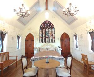 屋久岛莫瑞诺考卡吉小屋旅馆的配有一张床和一张桌子及椅子的房间
