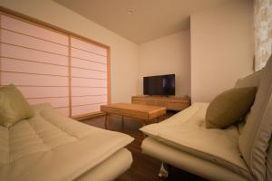 小樽Ryoan / Vacation STAY 80261的带沙发和电视的客厅
