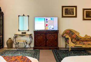 乔治市Peranakan Suites Georgetown的客厅配有沙发、椅子和桌子