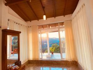 康提Kandyan View Homestay -For Foreign的客厅设有大窗户,享有风景。