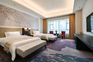 广州广州番禺总统大酒店的酒店客房设有两张床和电视。