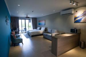 博瓦隆Thalassa Seychelles的客厅配有床和沙发