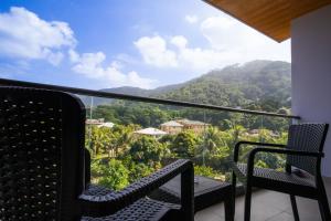 博瓦隆Thalassa Seychelles的山景阳台,配有两把椅子