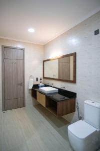 博瓦隆Thalassa Seychelles的一间带水槽、卫生间和镜子的浴室
