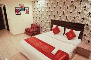 新德里Hotel Global Stay Near Delhi Airport的配有一张床和一把椅子的酒店客房