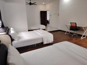 丰盛港Mersing Maple Villa的酒店客房配有两张床和一张书桌