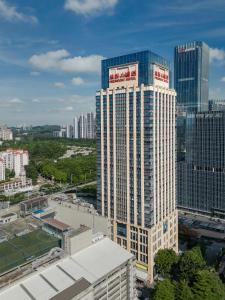 广州广州番禺总统大酒店的城市中一座大建筑的景色