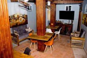达累斯萨拉姆Swahili Homes- Ada Estate的客厅配有沙发和桌椅