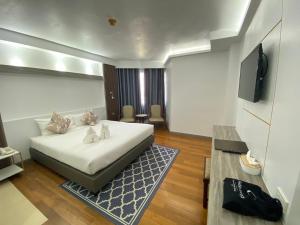 素辇府通塔林酒店的酒店客房,配有床和电视