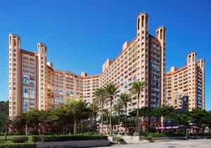 万里区福泰翡翠湾渡假饭店的一座棕榈树环绕的大建筑